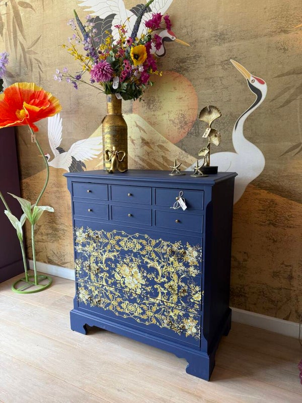 Unieke kast met gouden details