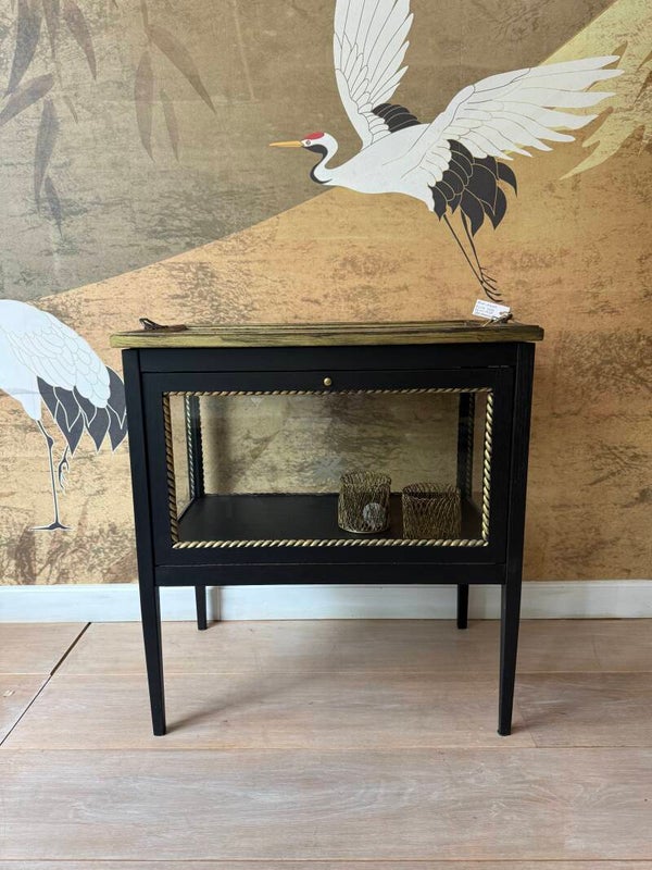 Gerestyled theekastje