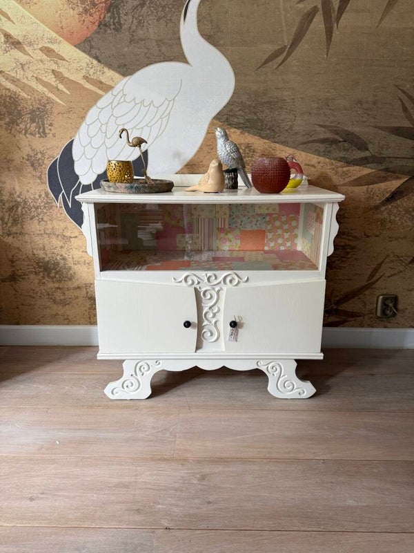 Brocante wit theekastje met glazen ruitjes
