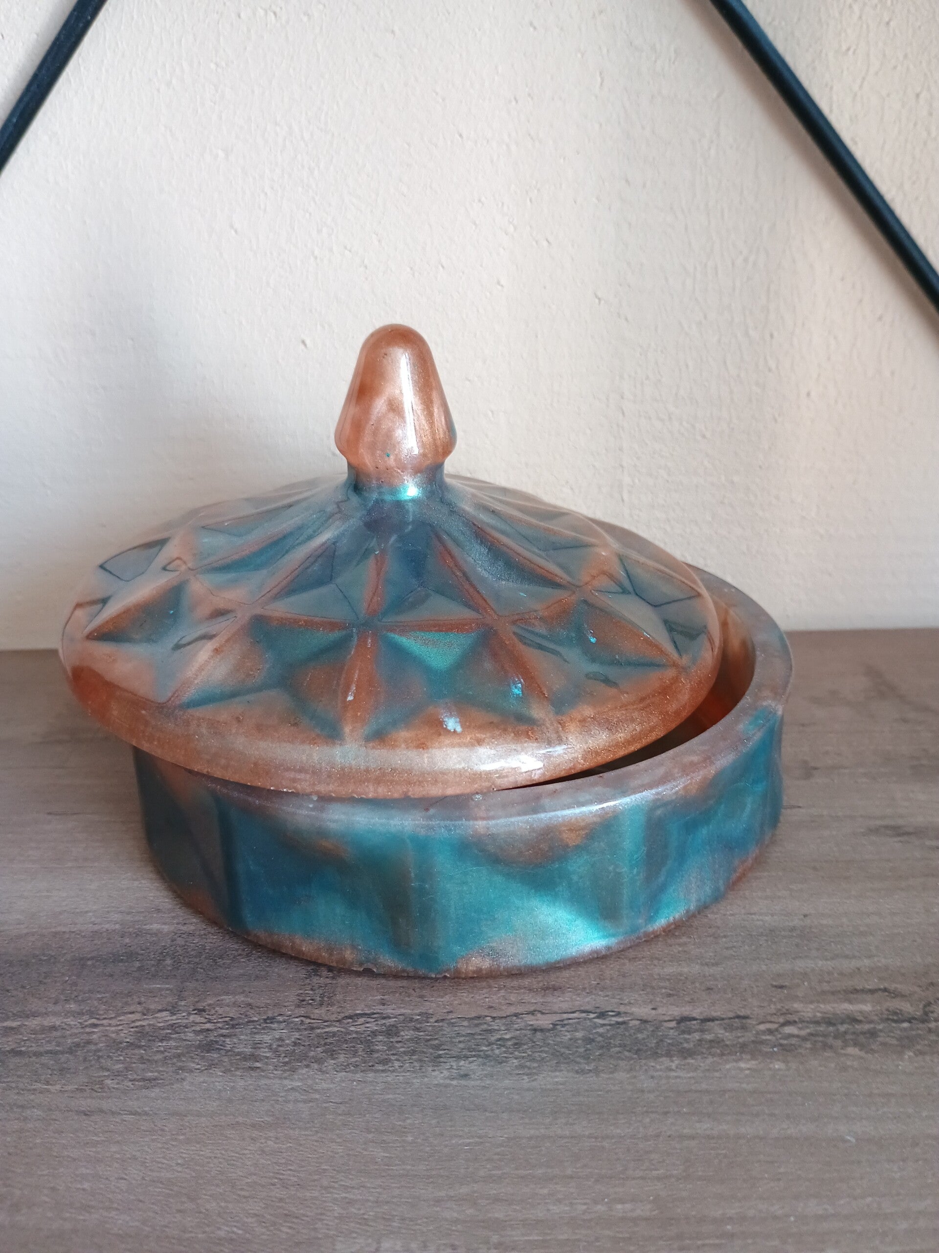 Aufbewahrungsbox mit Deckel aus Epoxidharz