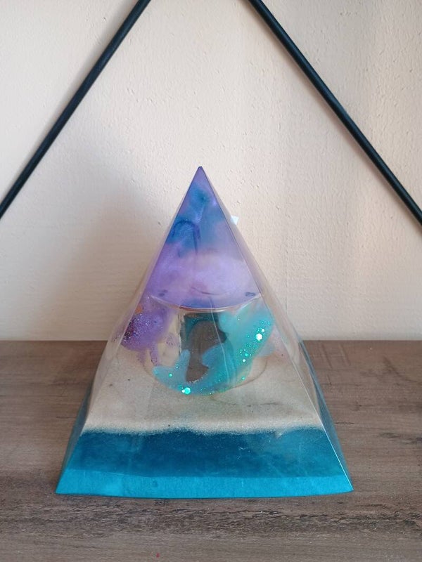 Pyramide aus Epoxidharz mit Licht/ Deko Lampe
