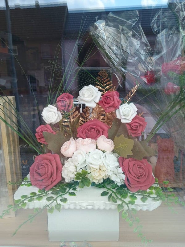 Blumengesteck auf Keramik/ Blumenring
