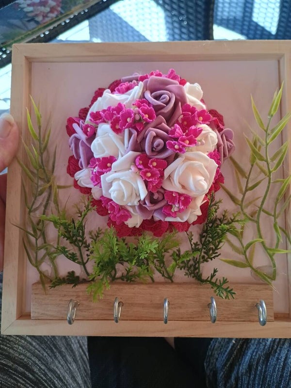 Schlüsselbrett mit künstlichen Blumen