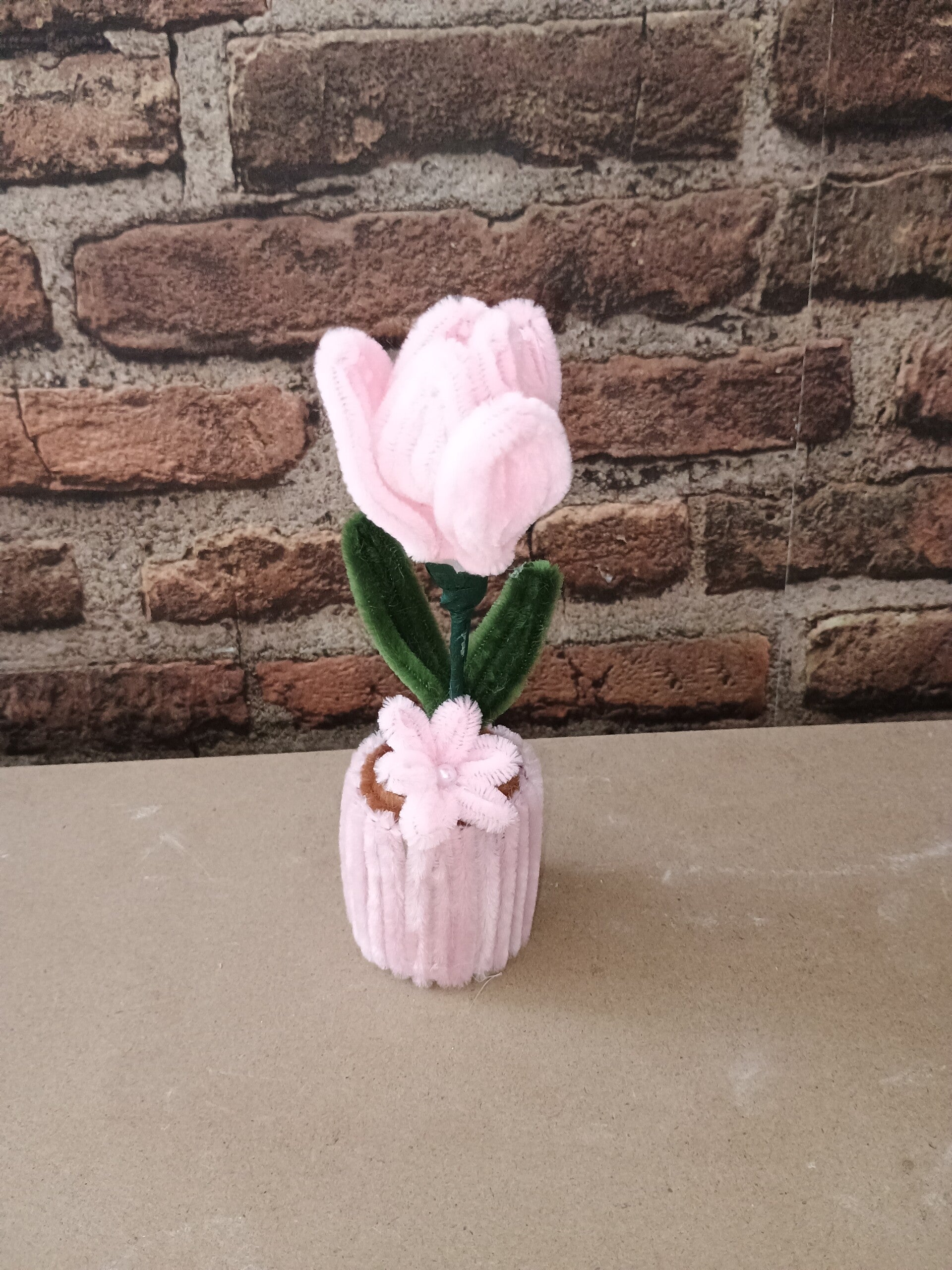 Kleine Blume aus Pfeiffenreinigern im Topf