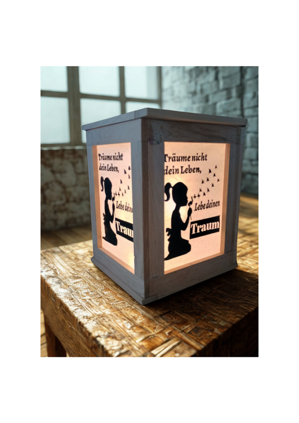 Lampe mit Schriftzug aus Holzklötzchen