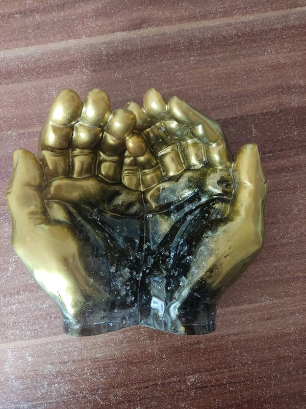 Hand aus Epoxidharz