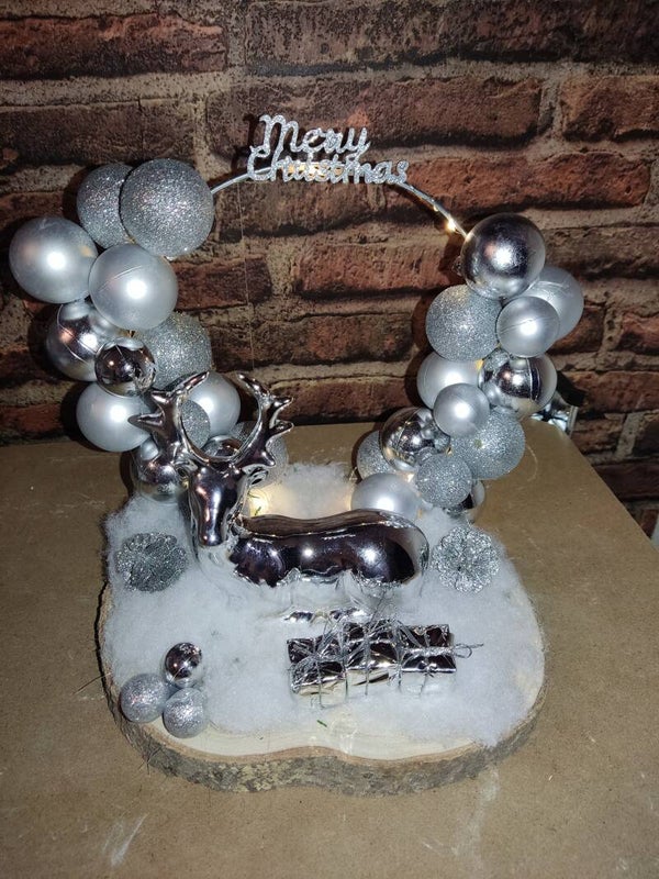 Weihnachtsgestecke auf Baumscheibe mit kugeln