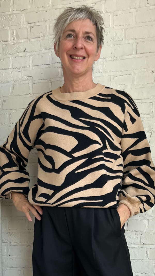 stoere trui met zwart strepenpatroon