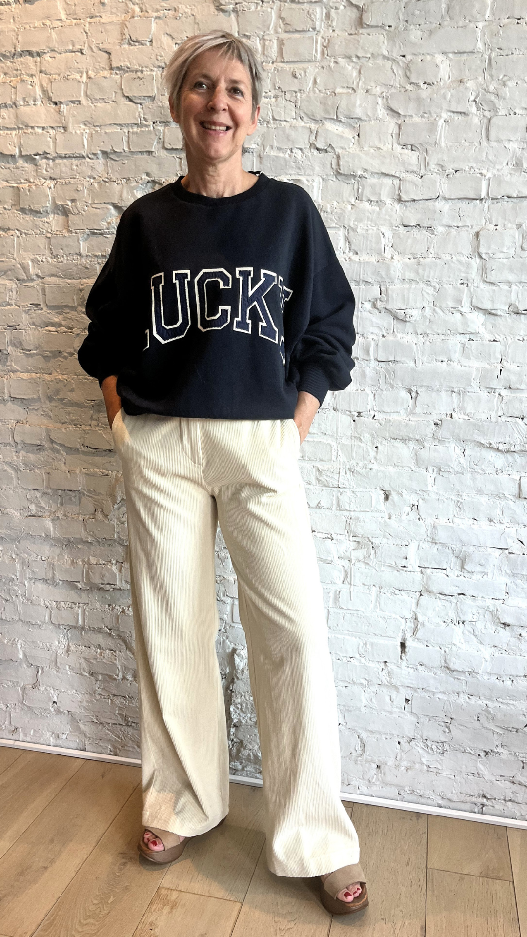 kalkkleurige dunne ribfluwelen broek