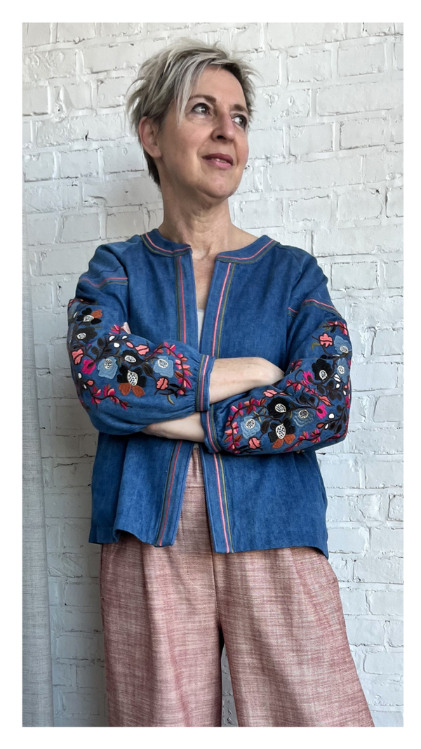 prachtige vest met borduursel op de mouwen