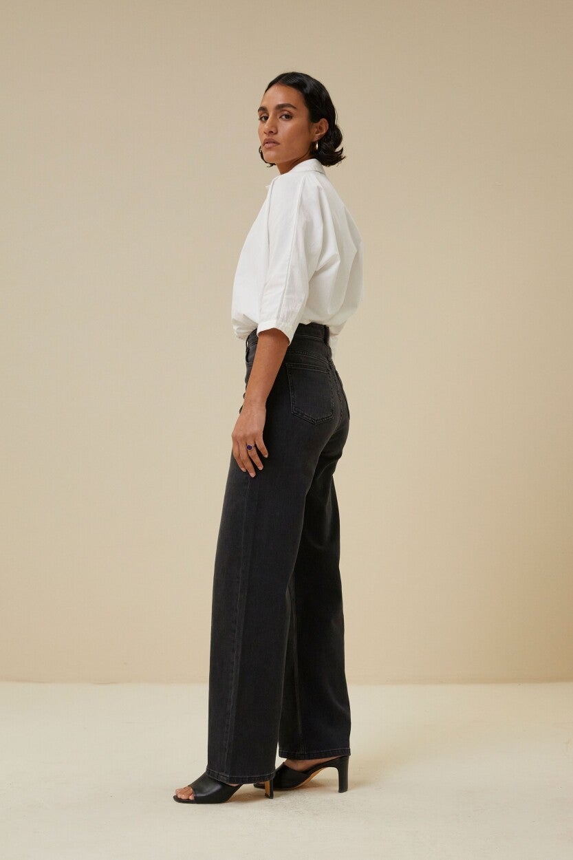 donkergrijze jeans met wijde pijpen