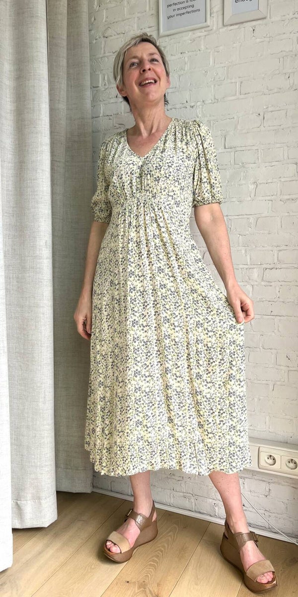 vrouwelijk bloemenjurkje