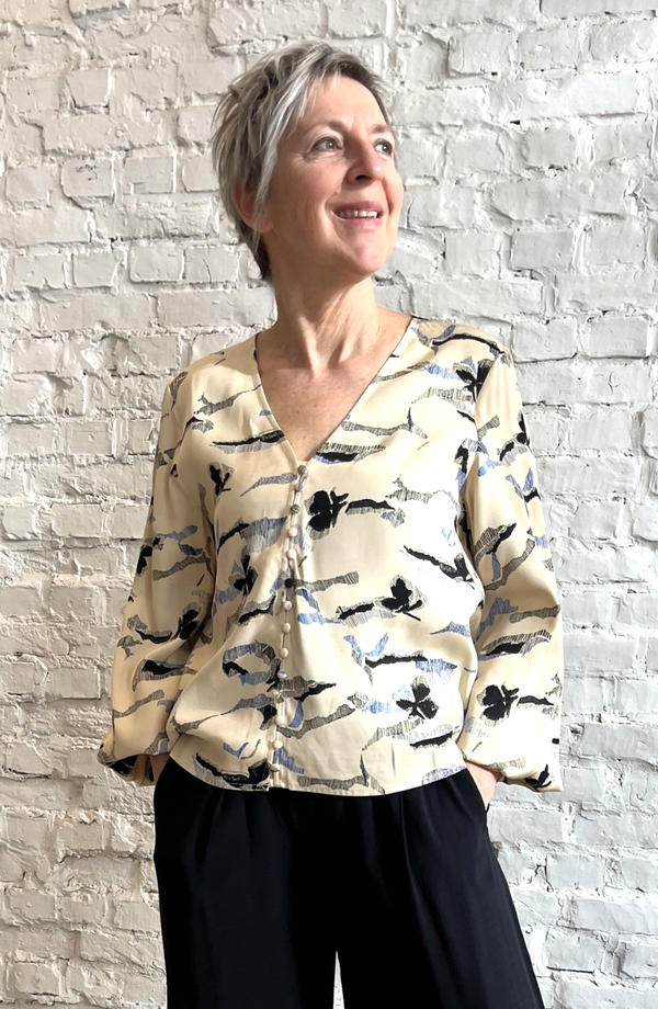 Prachtige top met Japanse print, v-hals en losse mouwen.