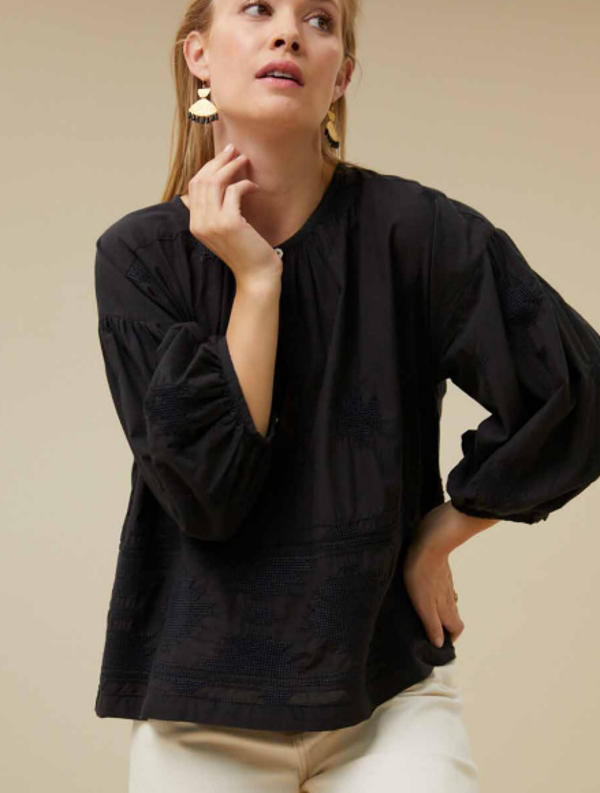 prachtige zwarte oversized blouse met embroidey-details