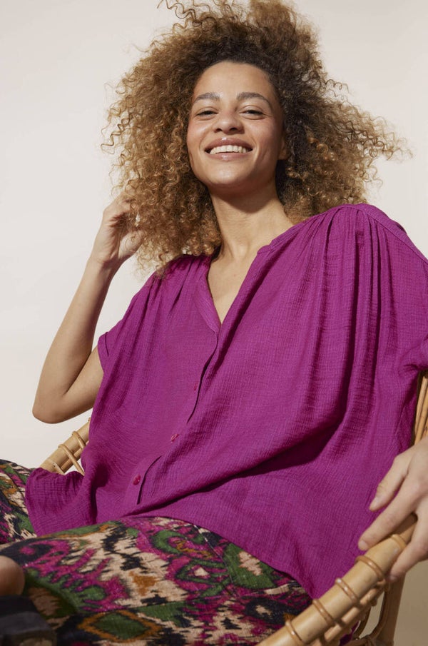 soepelvallende magentakleurige blouse