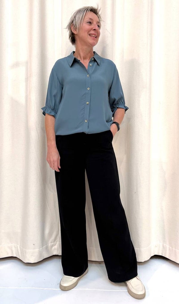 grijsblauwe blouse met korte mouwen