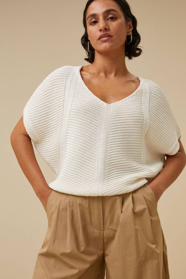crèmekleurige gebreide top met v-hals