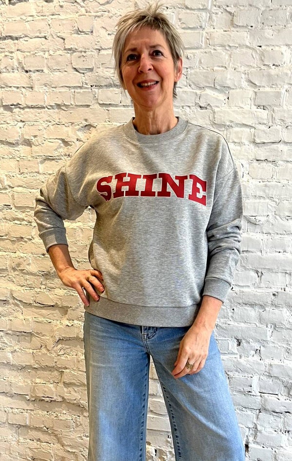 grijze stijlvolle sweater met rode letters