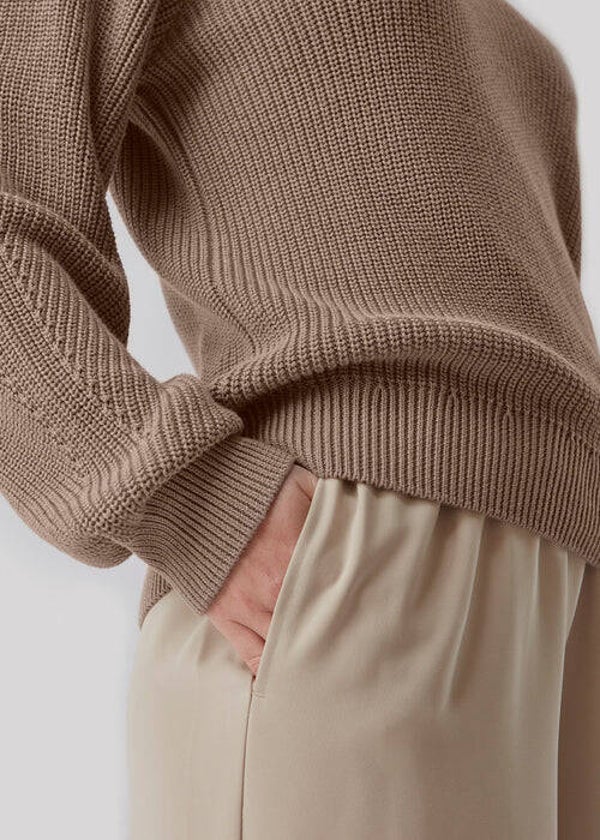 zandkleurige broek met elastische taille
