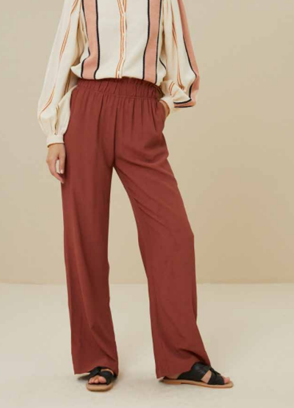 comfortabele terracottakleurige broek