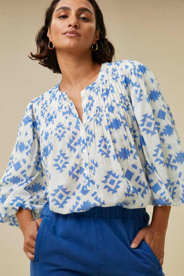 witte blouse met blauwe grafische print