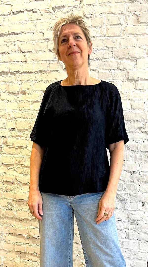 prachtige donkerblauwe top met boothals