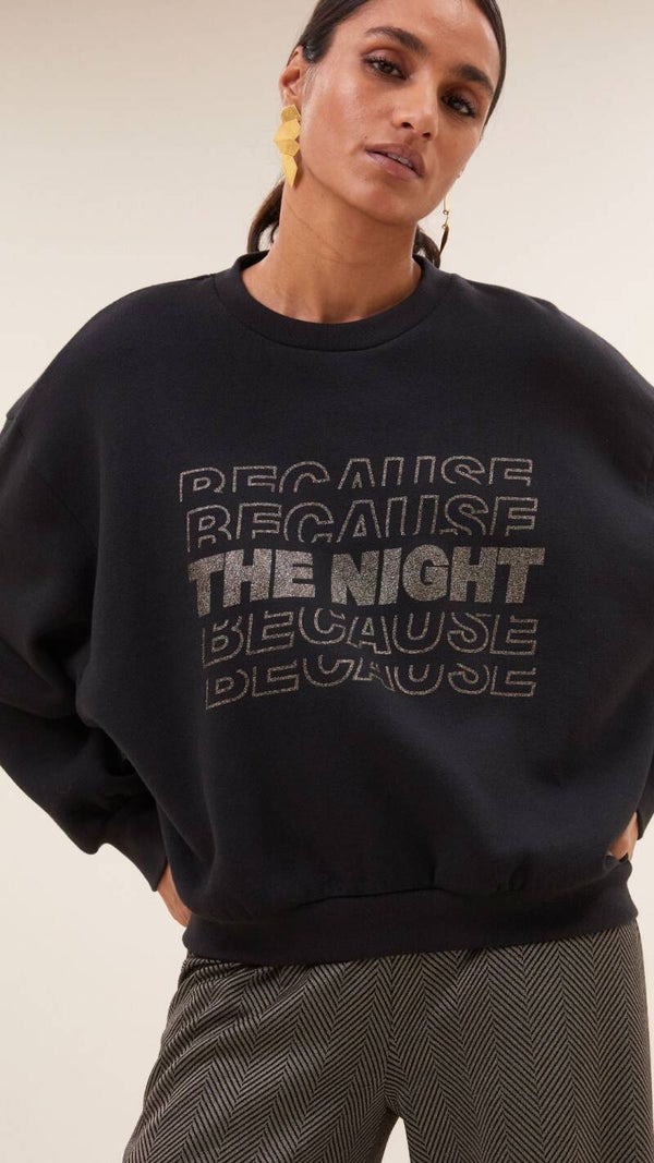 zwarte sweater met gouden opschrift