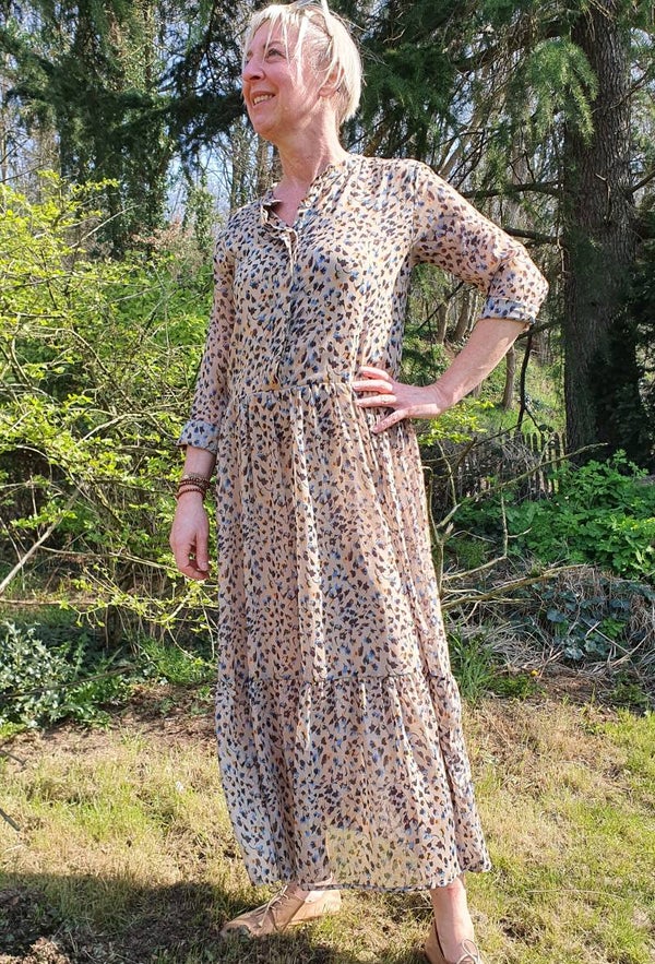 zandkleurige bohojurk met geel/blauwe bloempjes