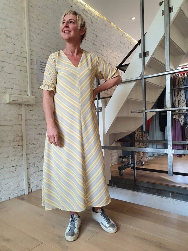 prachtige jurk met pastelstrepen