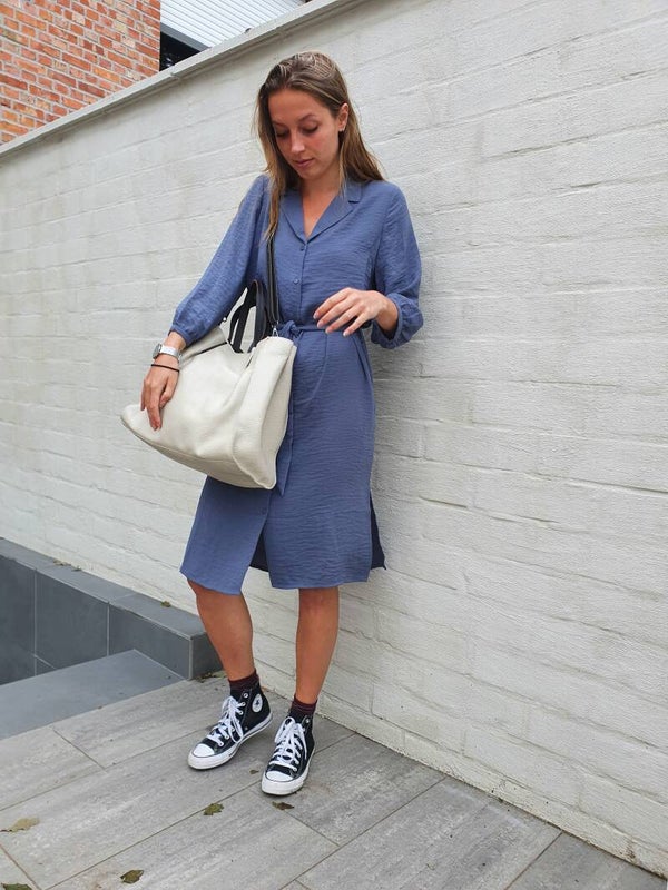 elegante blauwe jurk met v-hals