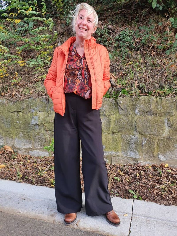 sportieve oranje jas met asymmetrisch doorstikt patroon