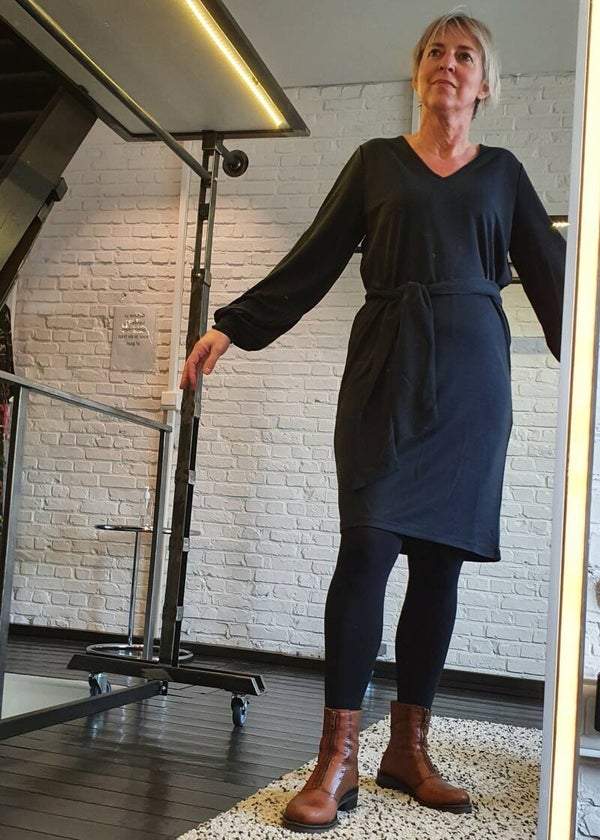 zachte zwarte jurk met v-hals