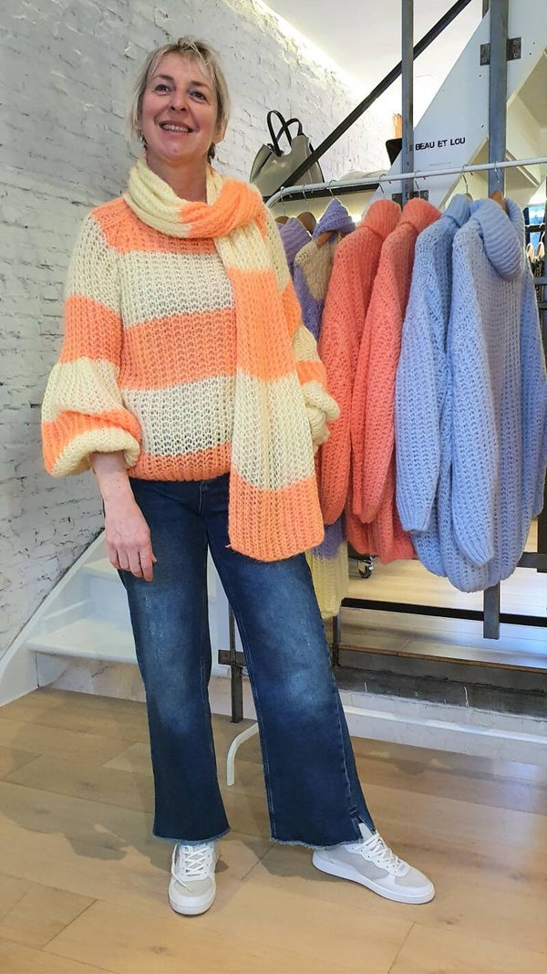 zalmkleurige trui met gele strepen en bijpassende sjaal