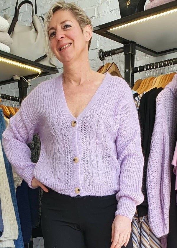 lila cardigan met prachtig kabelmotief