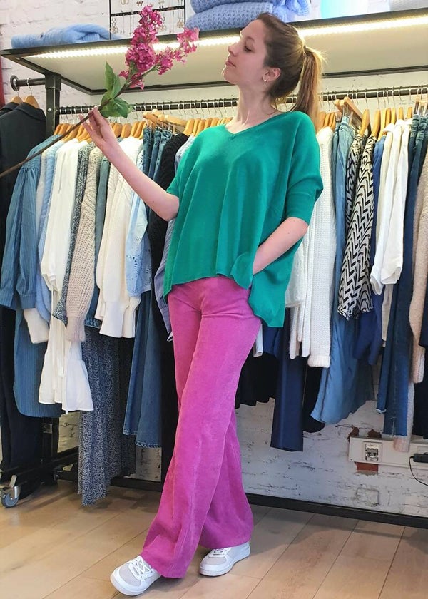 superzachte groene pull met v-hals en vlindermouwen