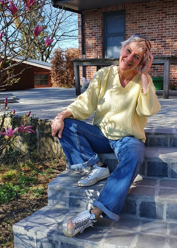 luchtige gele top met v-hals