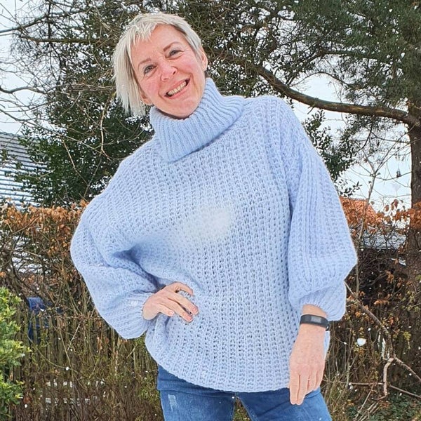 pastelblauwe trui met losse rolkraag