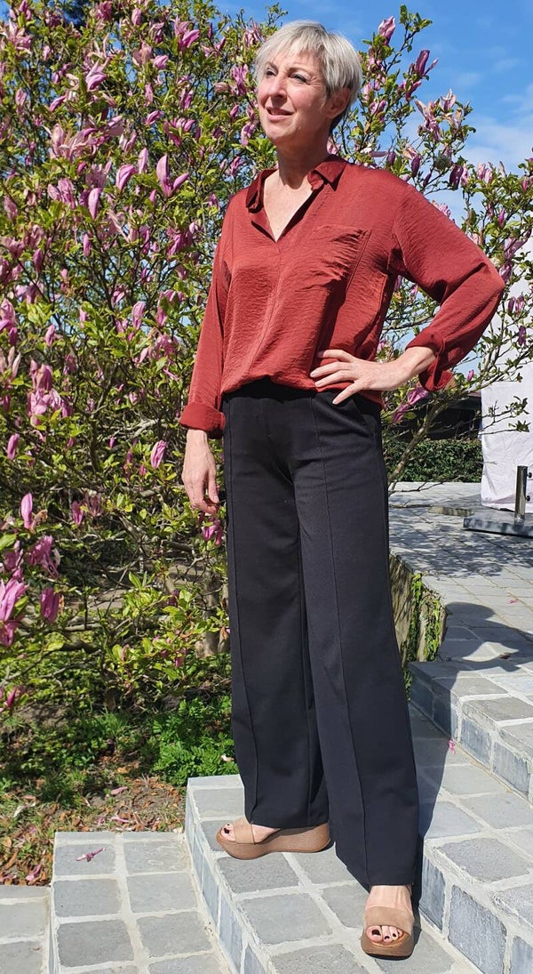 roestkleurige blouse met v-hals