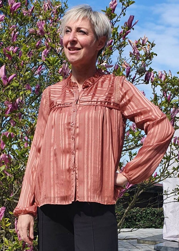 prachtig bloesje met vrouwelijke details