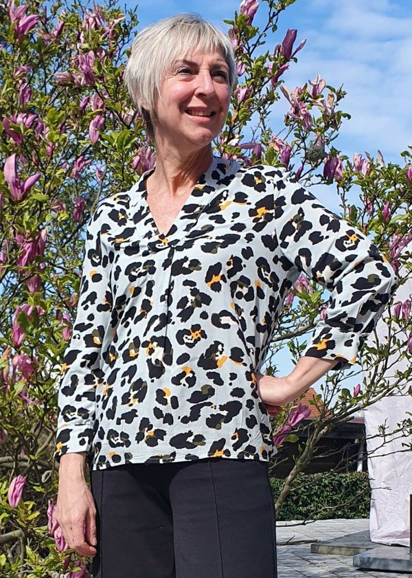 pastelblauwe blouse met v-hals