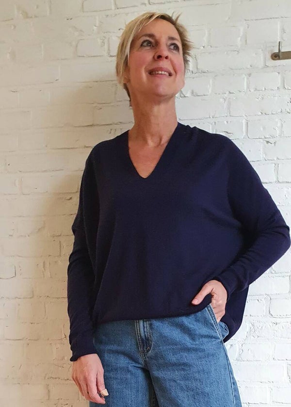 donkerblauwe trui met v-hals