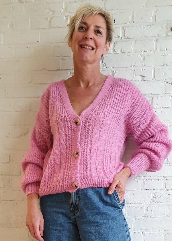 fuchsia gebreide cardigan met prachtig kabelmotief