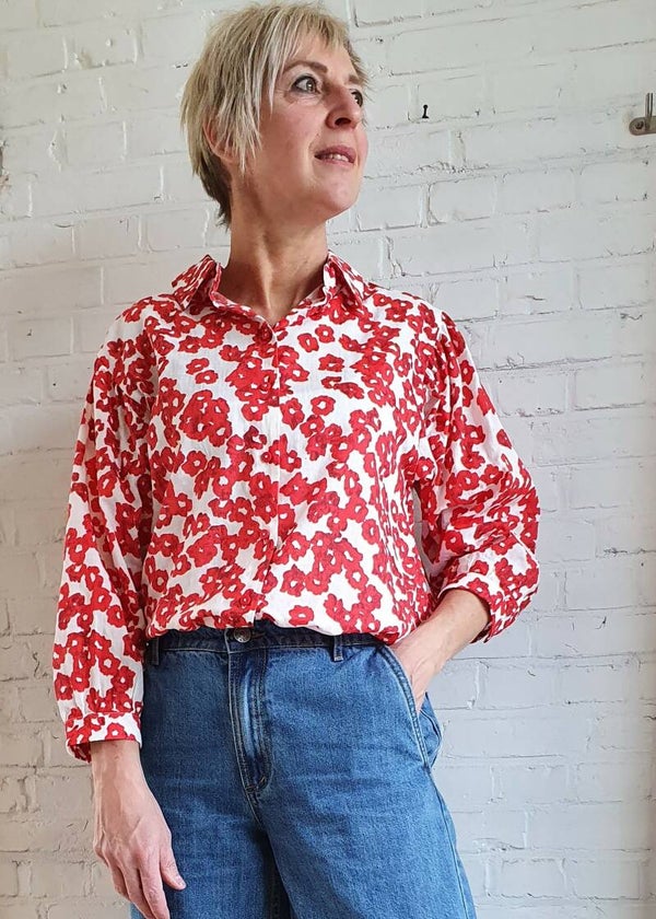 prachtig hemdje met rode bloemenprint