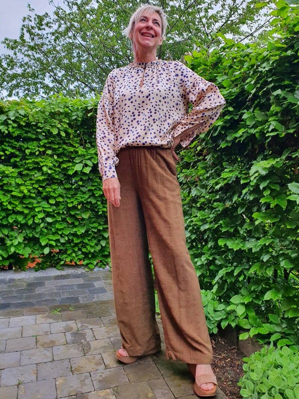 zeer zachte broek in soepele fluweellook stof (camel)