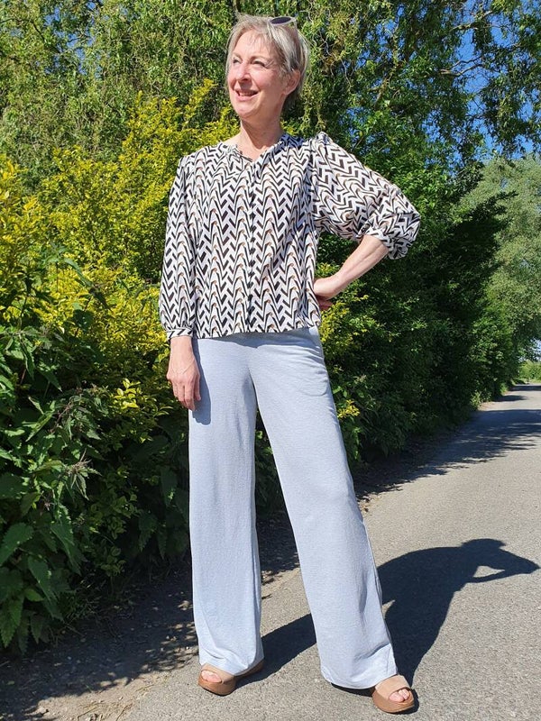 zachtblauw broekje met wijde pijpen