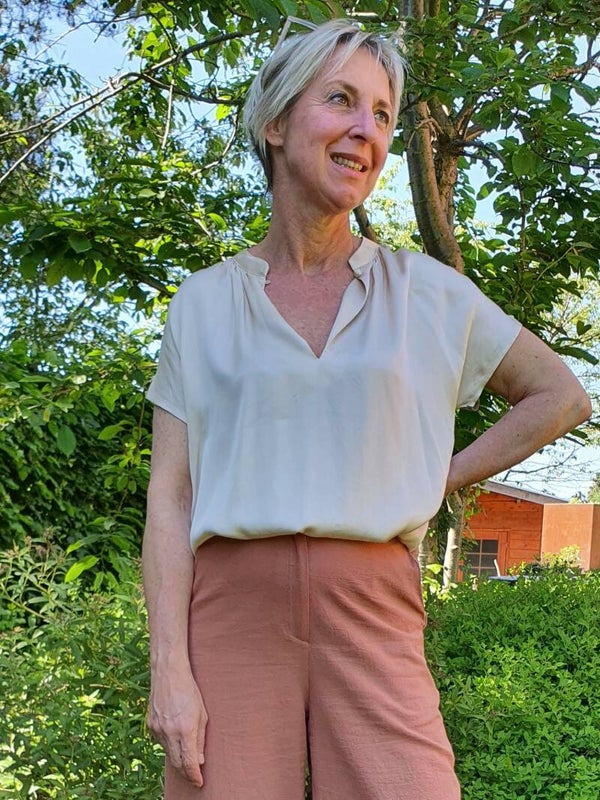 elegante zandkleurige top met korte mouwen