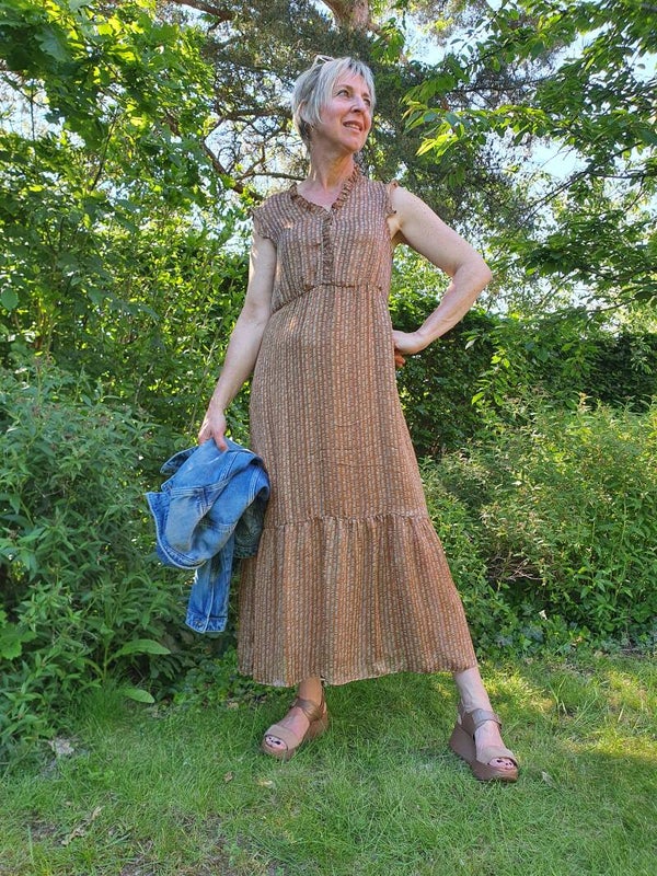 Lange bruine jurk met details in metallic