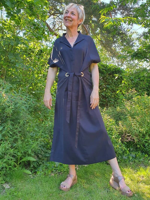 zwarte lange jurk met mooi detail in de taille