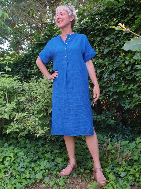 kobaltblauwe katoenen jurk met korte mouwen
