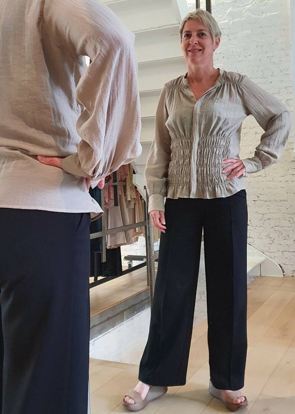 taupekleurige blouse met smock